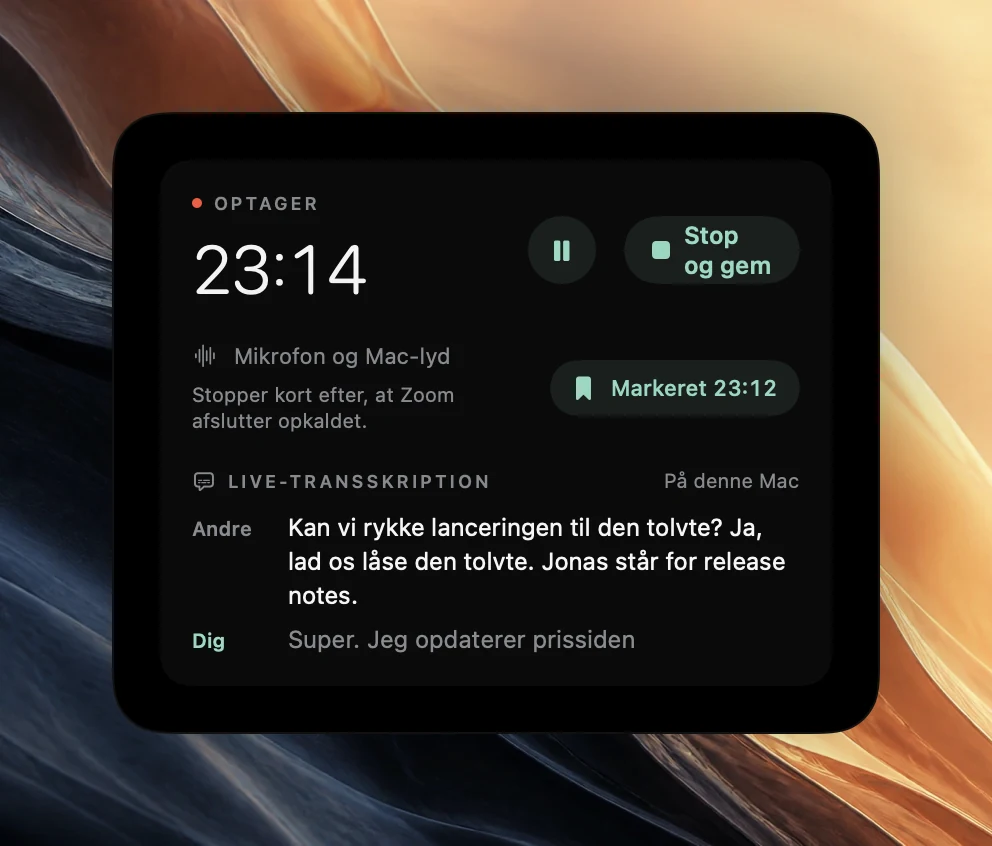 Poffles optagelsesknapper ved 23:14. Knappen Markér øjeblik viser nu Markeret 23:12 ved siden af mikrofon og Mac-lyd med live-transskriptionen nedenunder.