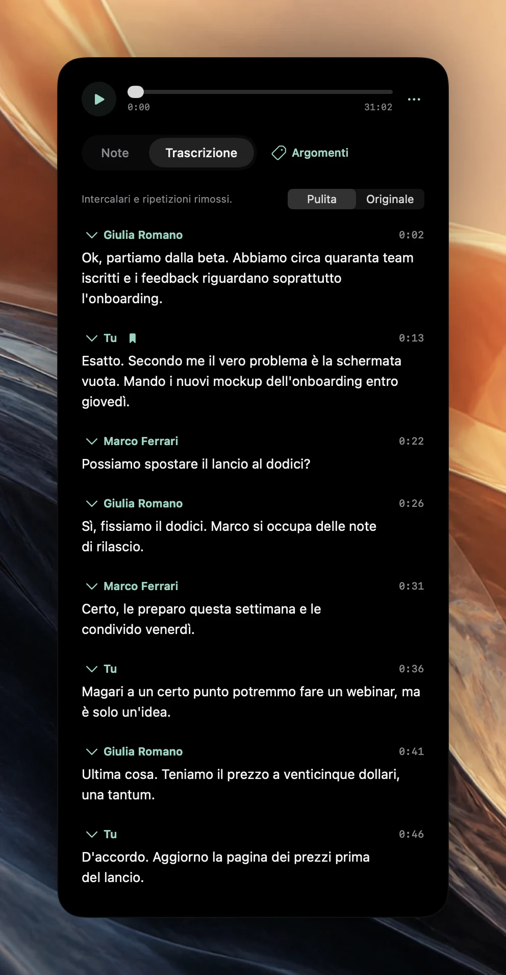 Una trascrizione di Poffle nella vista Pulita con paragrafi per Ana Ruiz, Ben Ito e Tu. L’intervento di Tu a 0:13, sull’invio dei mockup dell’onboarding entro giovedì, ha il simbolo di un segnalibro accanto al nome.